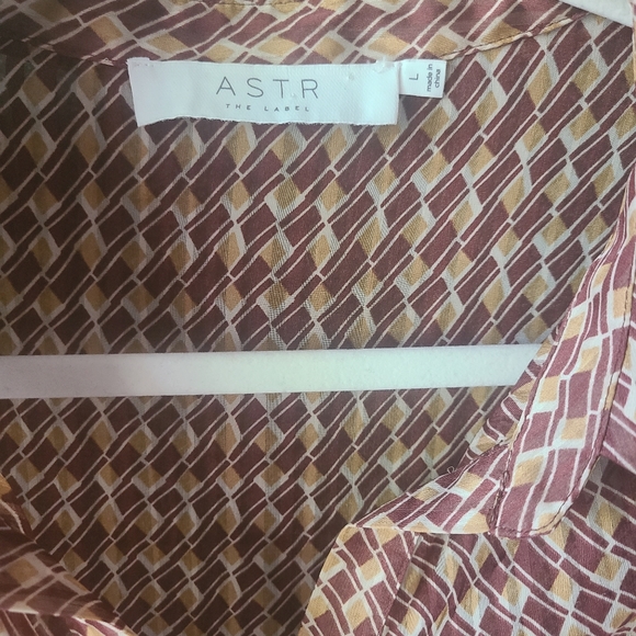 Astr The Label Ruched Button Up Top, Size Large - Picture 4 of 6